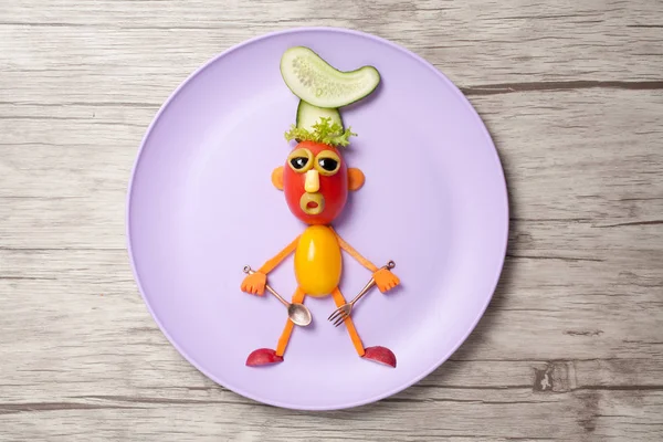 Kaşık ve çatal tabak ve masa ile sebze yemek