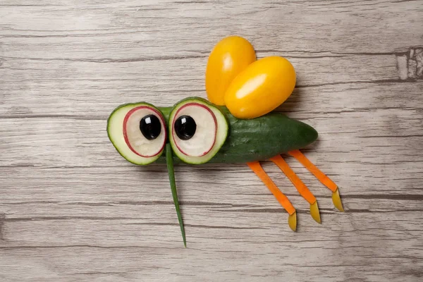 Salatalık ahşap arka plan üzerinde sinek yapılmış