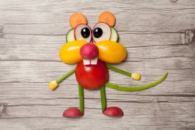 Fare ile sebze ahşap arka plan üzerinde yapılan