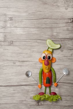 Sebze ve ahşap zemin üzerine kaşık ile yapılan Şef