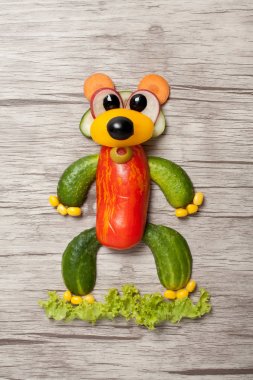 Ahşap arka plan üzerinde sebze ile yapılan ayı