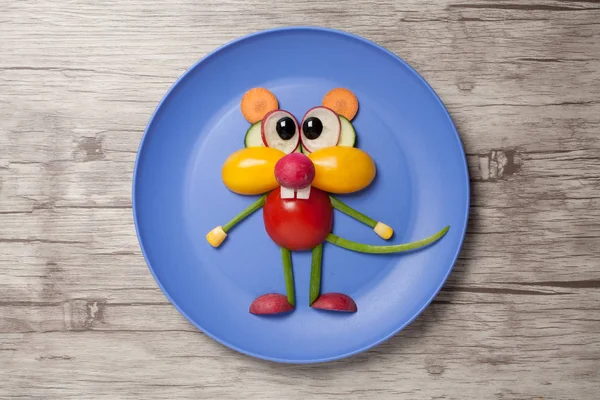 Plaka ve ahşap arka plan üzerinde komik sebze fare