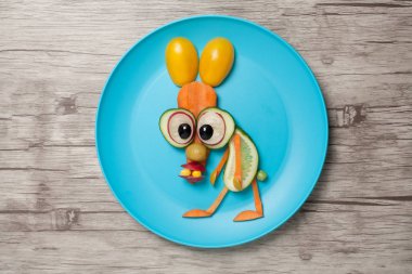 Plaka ve ahşap arka plan üzerinde sebze tavşan şaşırttı