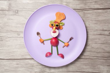 Plaka ve ahşap arka plan üzerinde turp aşçı