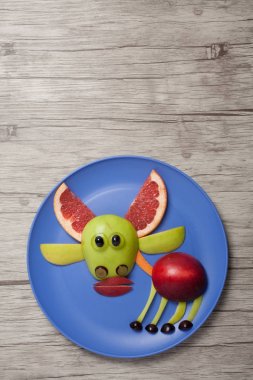 Plaka ve ahşap arka plan üzerinde meyve geyik