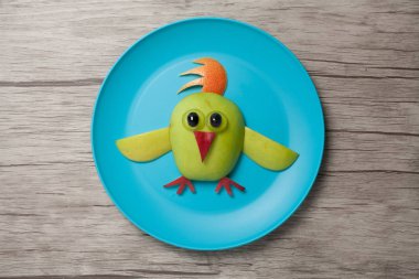 Plaka ve masa elma ile yapılan tavuk