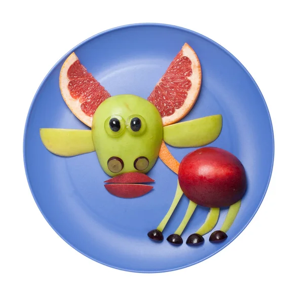 Mavi plaka üzerinde meyve ile yapılmış geyik