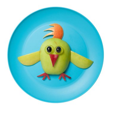 Mavi plaka üzerinde elma ile yapılan tavuk