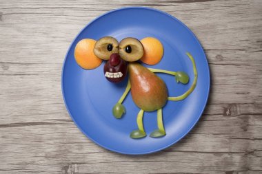 Komik meyve maymun plaka ve ahşap arka plan