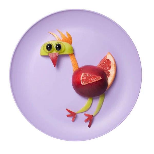 Zabawny apple kurczaka na talerz fioletowy — Zdjęcie stockowe