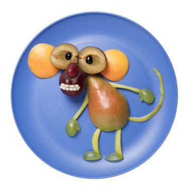 Mavi plaka üzerinde yapılan komik meyve maymun