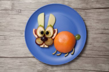 Meyve tabağı ve yönetim kurulu ile yapılan tavşan