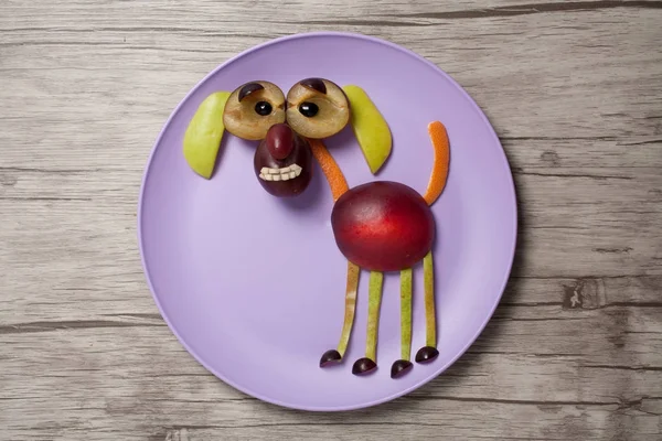 Frukt hund på plattan och trä bakgrund — Stockfoto