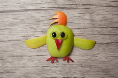 Ahşap arka plan üzerinde elma ile yapılan tavuk