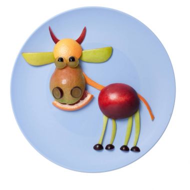 Mavi plaka üzerinde yapılan meyve inek gülümseyen