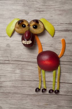 Ahşap arka plan üzerinde meyve ile oluşan köpek