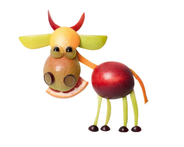 Забавна корова з фруктами на ізольованому фоні — стокове фото