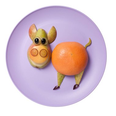 Mor plaka üzerinde yapılan komik meyve domuz