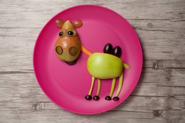 Meyve tabağı ve Resepsiyon ile yapılan deve