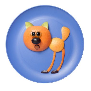 Mavi plaka üzerinde yapılan komik meyve kedi