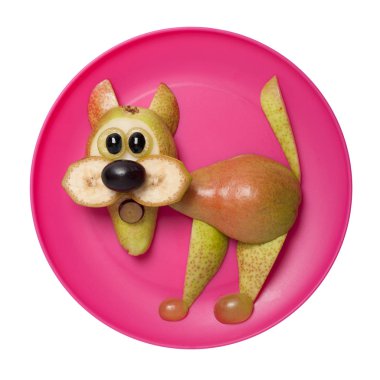 Pembe plaka üzerinde armut ile yapılan kedi