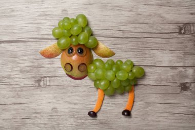 Üzüm ve armut ahşap arka plan üzerinde yapılan koyun