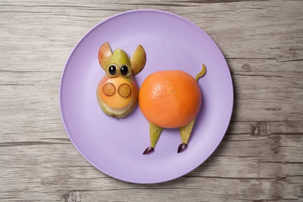 Meyve tabağı ve yönetim kurulu yapılmış domuz