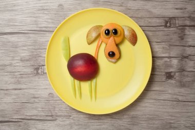 Komik meyve köpek sarı plaka ve ahşap tahta