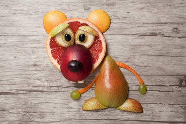 Ahşap arka plan üzerinde yapılan komik meyve ayı