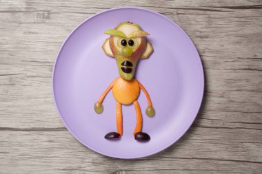 İnsan ile meyve tabağı ve ahşap arka plan yapımı