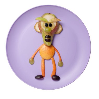 Pembe plaka üzerinde meyve ile yapılmış adam