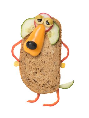 Ekmek ve sebze ile komik poz yapılan köpek