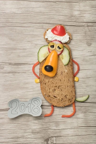 Ekmek ve sebze ile yeni yıl sembolü olarak yapılan köpek