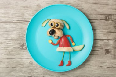 Plaka ve ahşap komik sebze köpek