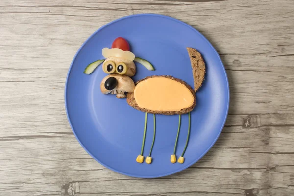Pies Uroczysty Santa Hat Wykonany Jedzeniem — Zdjęcie stockowe