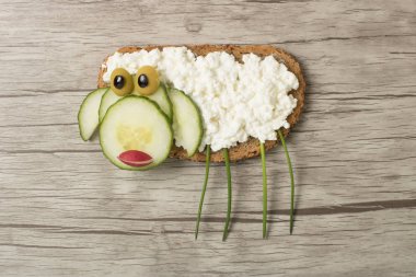 Ekmek ve peynir ahşap arka plan üzerinde yapılan koyun