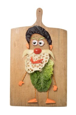 Ekmek, peynir ve salata kesme tahtası üzerinde derlenmiş kabile reisi