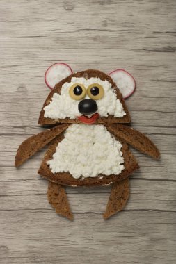 Ekmek ve peynir ahşap arka plan üzerinde yapılan ayı