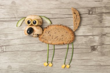 Siyah ekmek ve sebze ile yapılan köpek