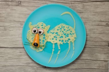 Peynir ve sebze tabağı ve ahşap ile yapılan leopar