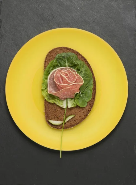 Rosa Sandwich Fatta Piastra Gialla Sfondo Nero — Foto Stock