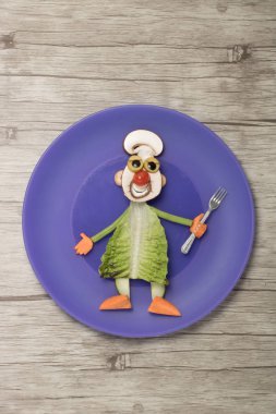 Şef salata ve mavi plaka üzerinde mantar ile yaptı