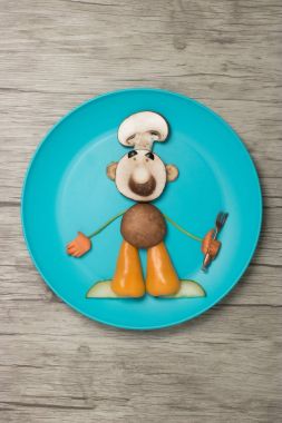 Mavi plaka üzerinde sebze ile yapılan Şef