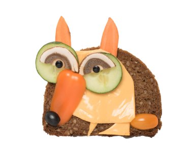 Ekmek, peynir ve beyaz arka plan üzerinde sebze ile yapılan Fox