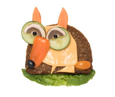 Beyaz arka plan üzerinde yapılan fox şeklinde yaratıcı sandviç