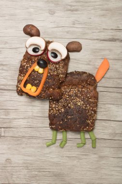 Siyah ekmek ve sebze ahşap arka plan üzerinde yapılan köpek