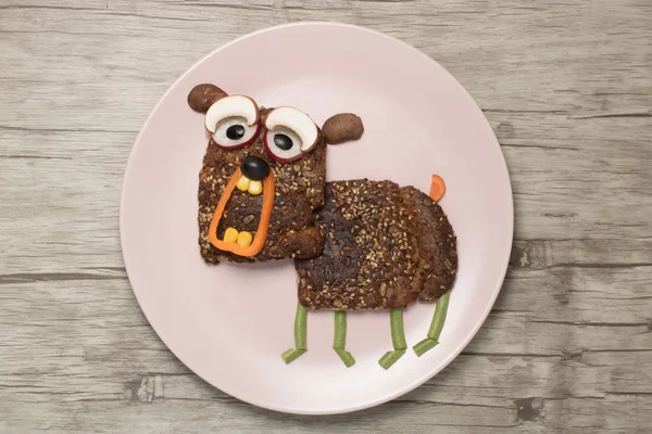Lustiges Sandwich Form Eines Bellenden Hundes Auf Teller Und Holz — Stockfoto