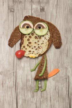 Ahşap arka plan üzerinde yapılan komik sandviç köpek