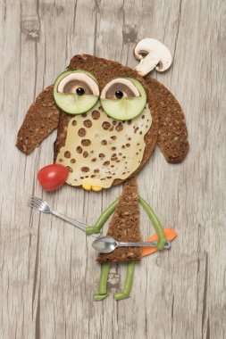 Ekmek ve sebze ile Şef olarak çatal ve kaşık ile yapılan köpek