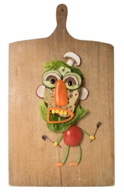 Kesme tahtası üzerinde taze sebze ile aşçı yaptı